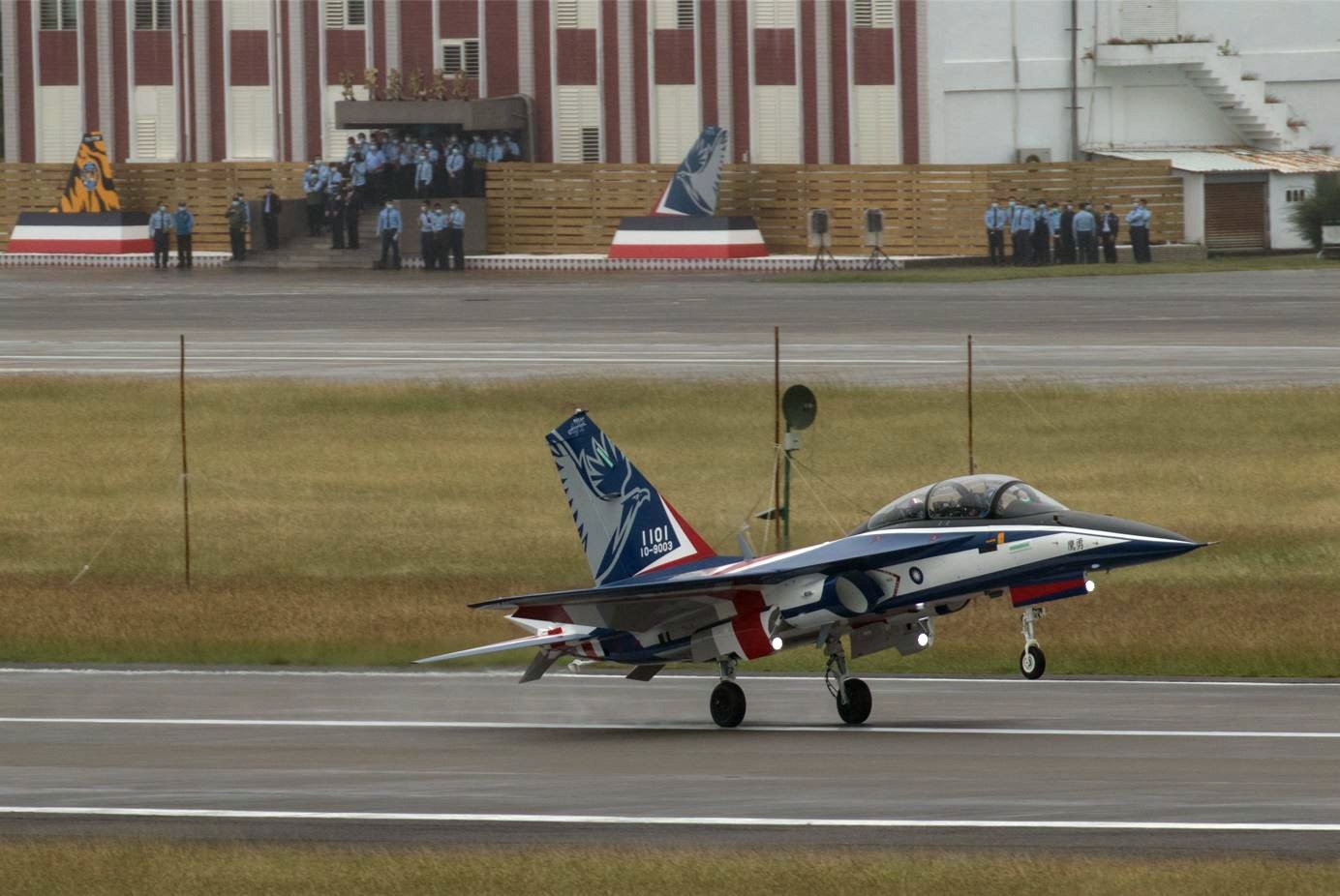 中国空军某部接装国产某新型高级教练机__财经头条