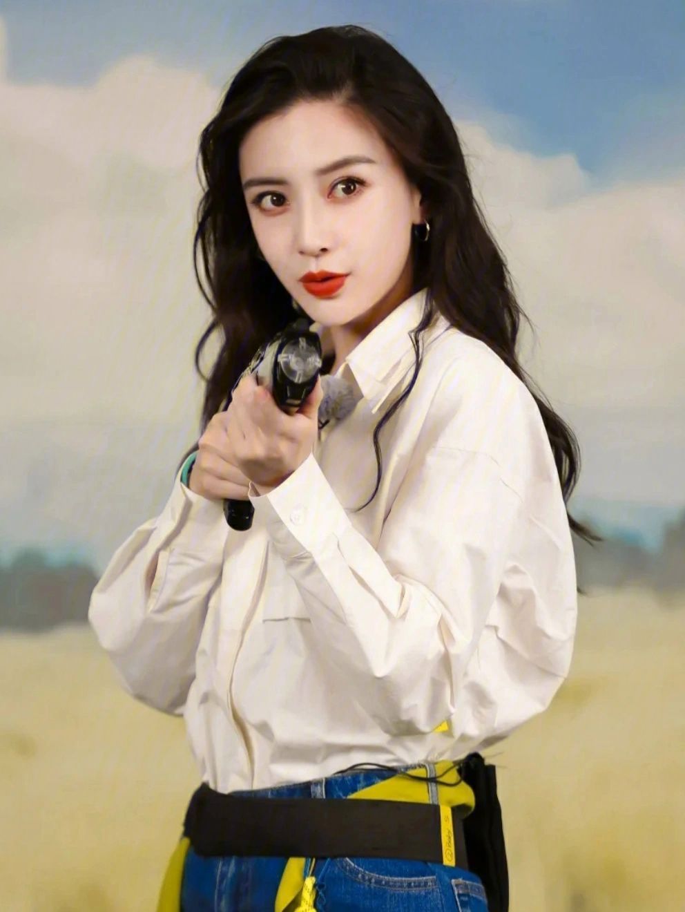 刘亦菲angelababy撑伞图,两人都好美呀,氛围感拉满了_高清图集_新浪网