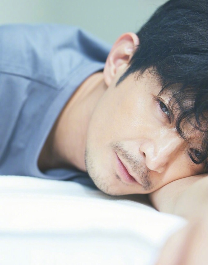 津田健次郎 将推出个人写真集「ささやき(轻声细语)」
