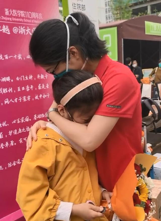 女儿独自乘坐公交车接妈妈回家|何芳芳|妈妈|皮肤过敏_新浪新闻