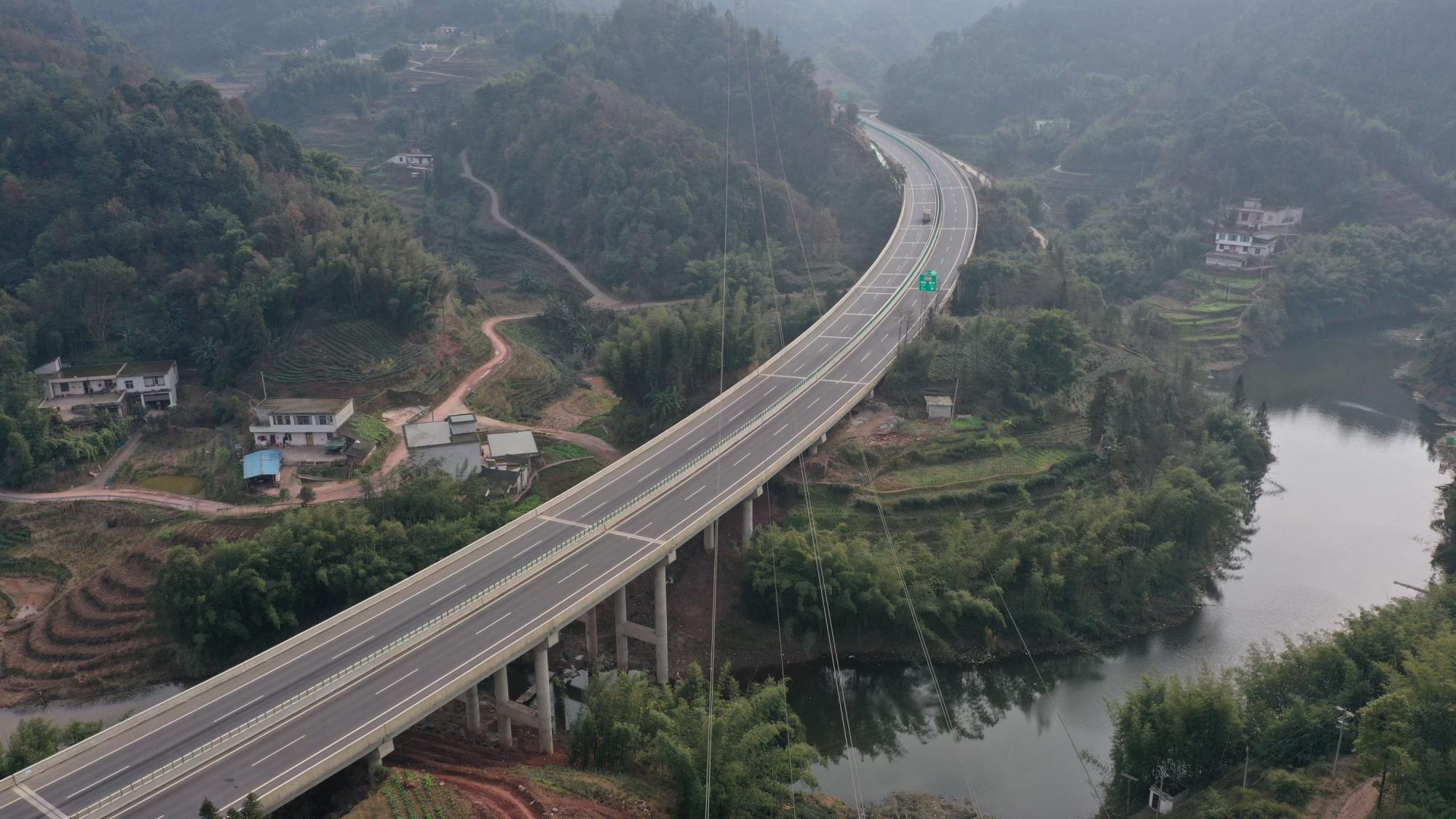 宜彝高速(四川境段)北接成都至宜宾高速公路,途经高县来复,庆符,文江