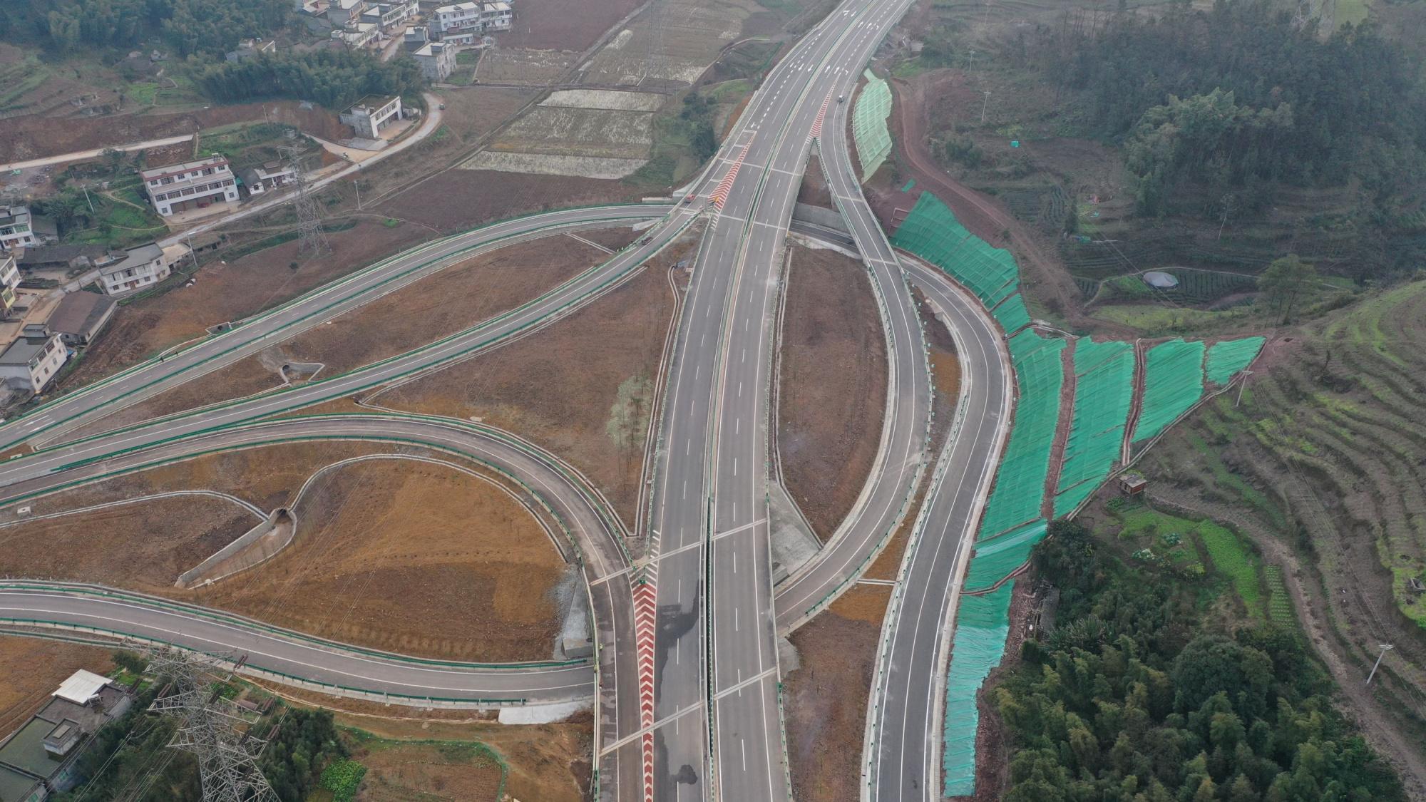 通讯员郭强摄宜彝高速(四川境段)北接成都至宜宾高速公路,途经高县来
