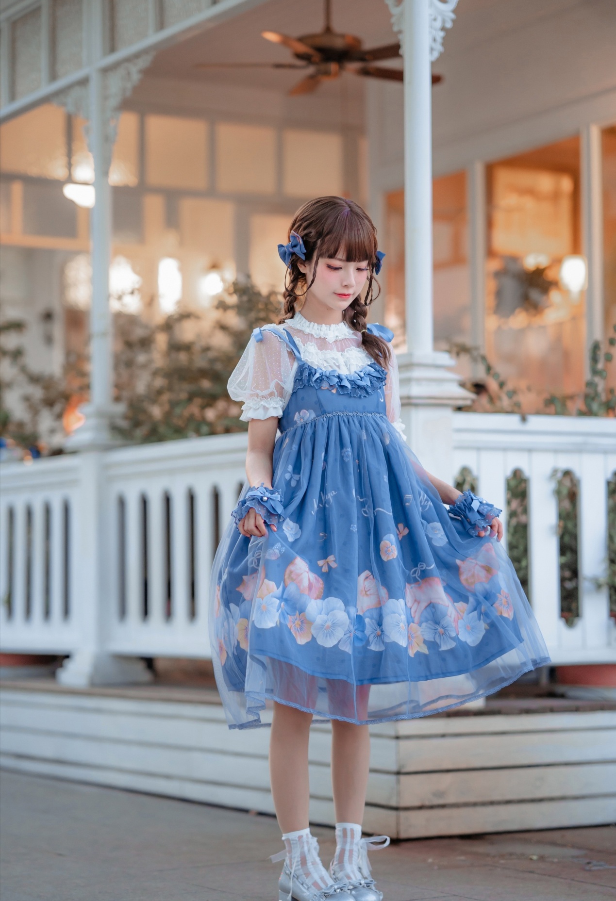 甜美萝莉lo娘,棕色小辫点缀蓝色发夹,草坪奔跑如掉落人间的天使