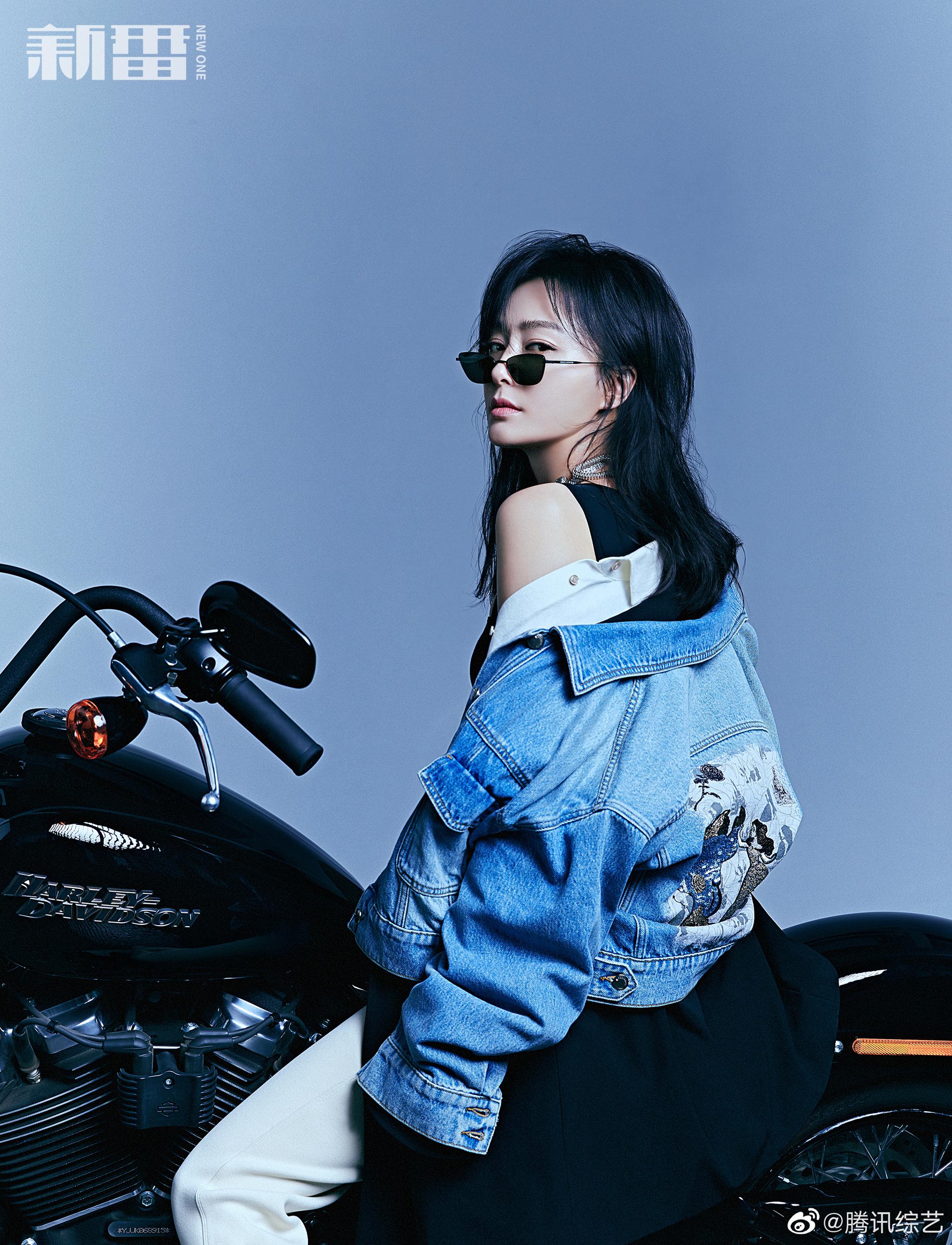 湿发背头加黑色皮衣,彰显酷飒超a范儿,牛仔叠穿外套