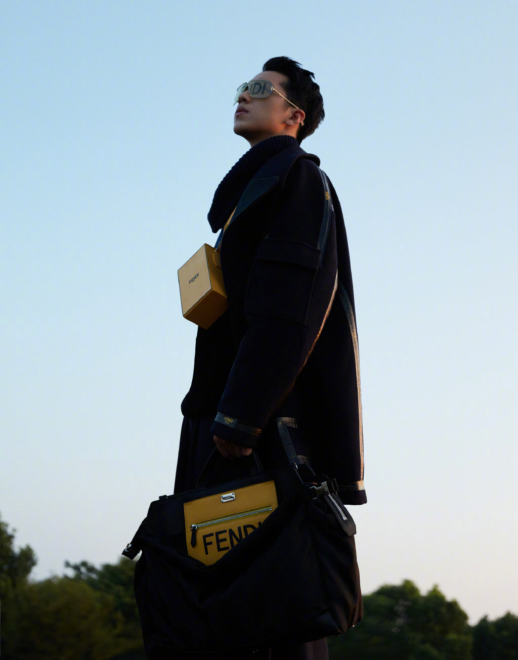 许魏洲fendi 2020秋冬男士系列广告大片,充满结构感的建筑背景