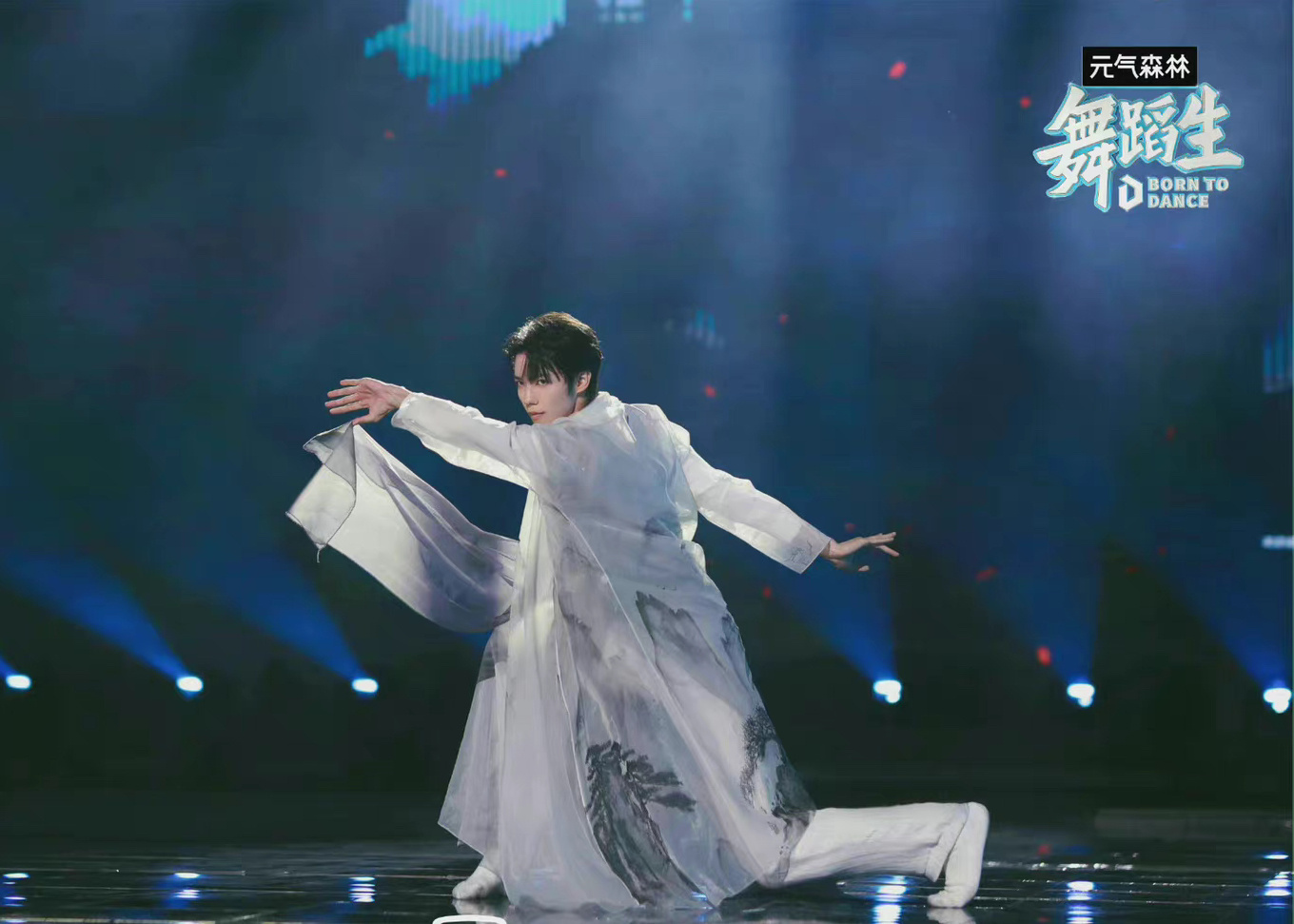罗一舟舞蹈生舞台新剧照 墨染国风长衫尽显少年意气风发……__财经