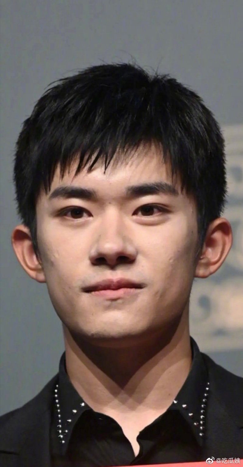 易烊千玺百花奖无修怼脸大图,你给他的五官打几分?