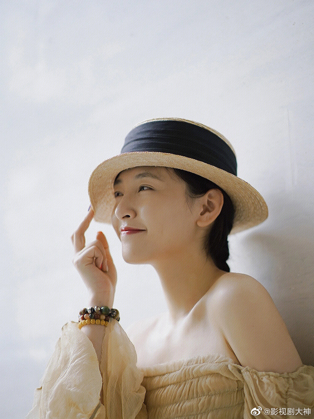 抹胸纱裙好美,笑得好灿烂!__财经头条