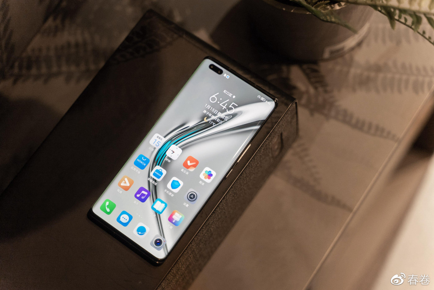 72 寸,分辨率为 1236×2676 分辨率的 oled 屏幕加入了 10bit 10亿色