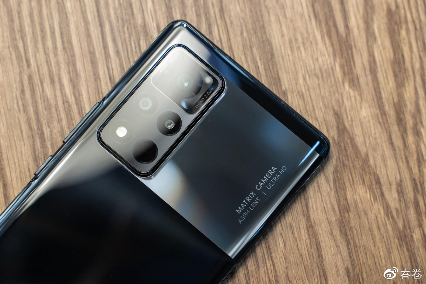 荣耀 v40 采用了后置三摄设计,三颗摄像头分别为超广角,微距以及 50mp