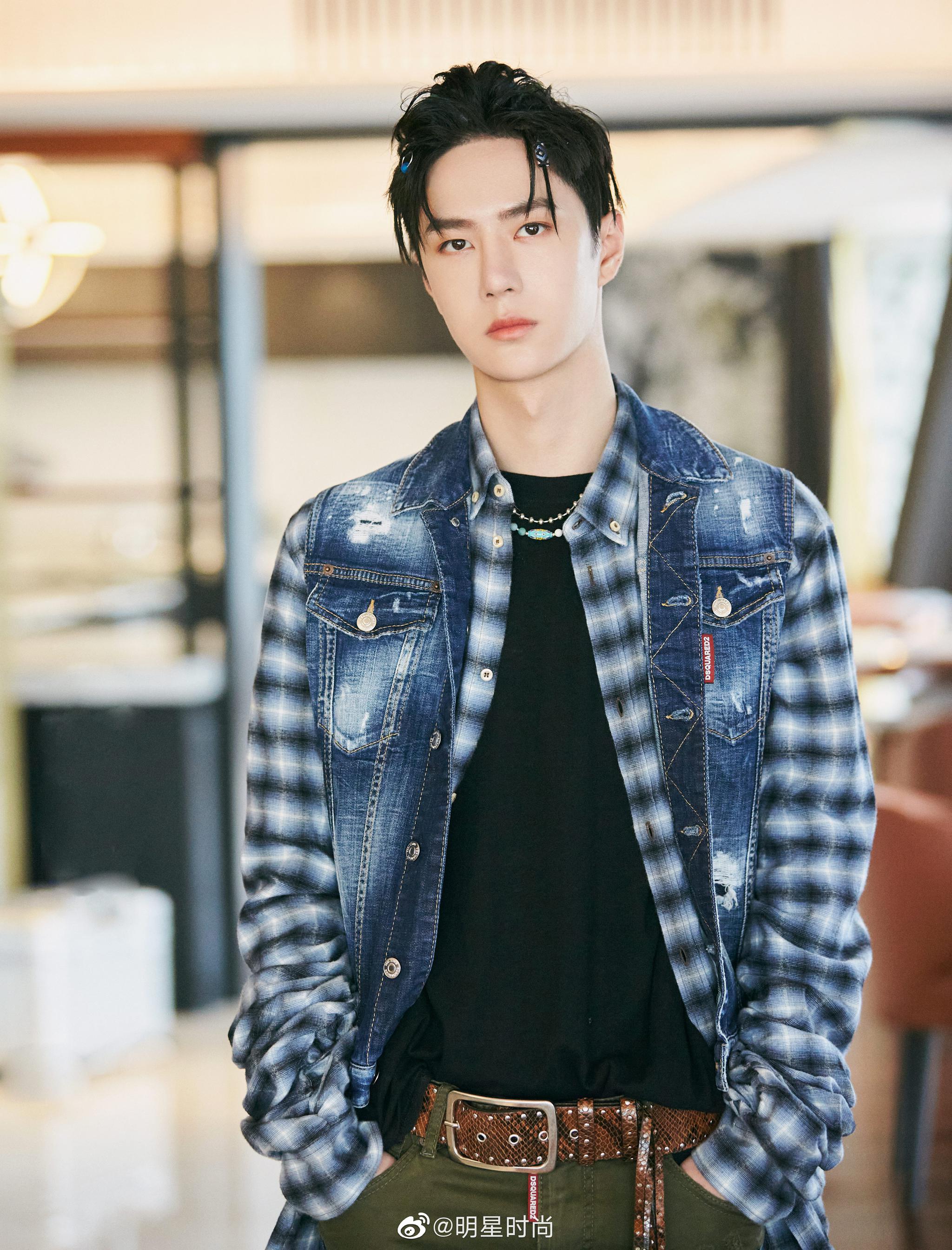 王一博最新造型,蓝色格纹外搭牛仔夹克定格桀骜不羁