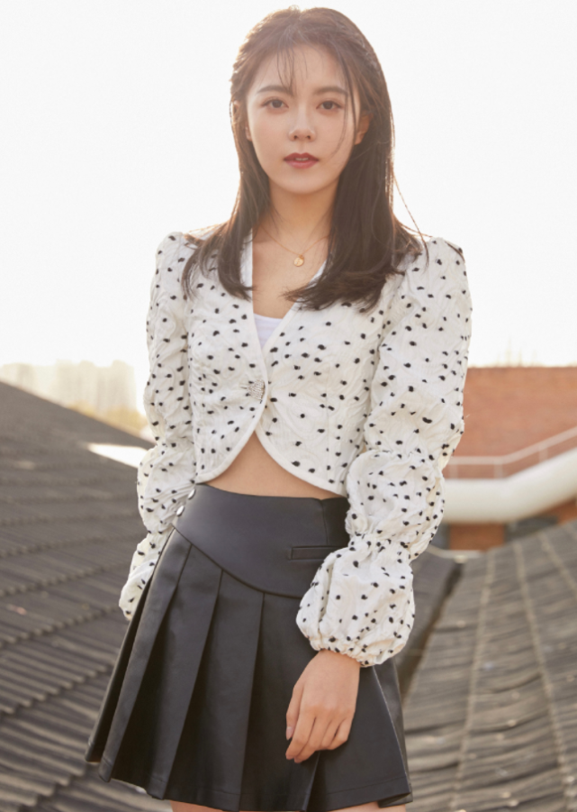 18岁赵今麦尝试轻熟风屋顶大片释出这身材我酸了