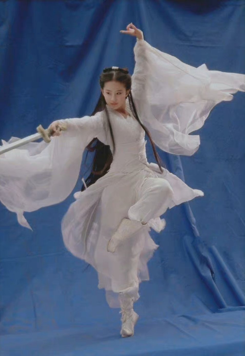 刘亦菲小龙女白衣舞剑旧照,你可以永远相信神仙姐姐的古装!__财经头条
