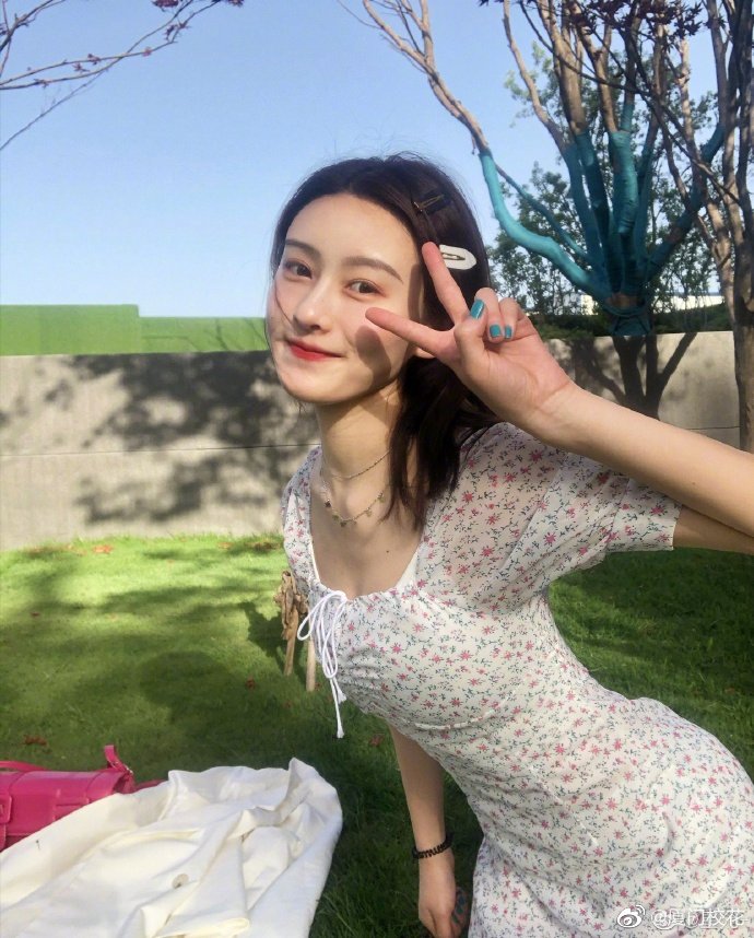 99年,就读于天津音乐学校,身高166cm,很可爱的女生