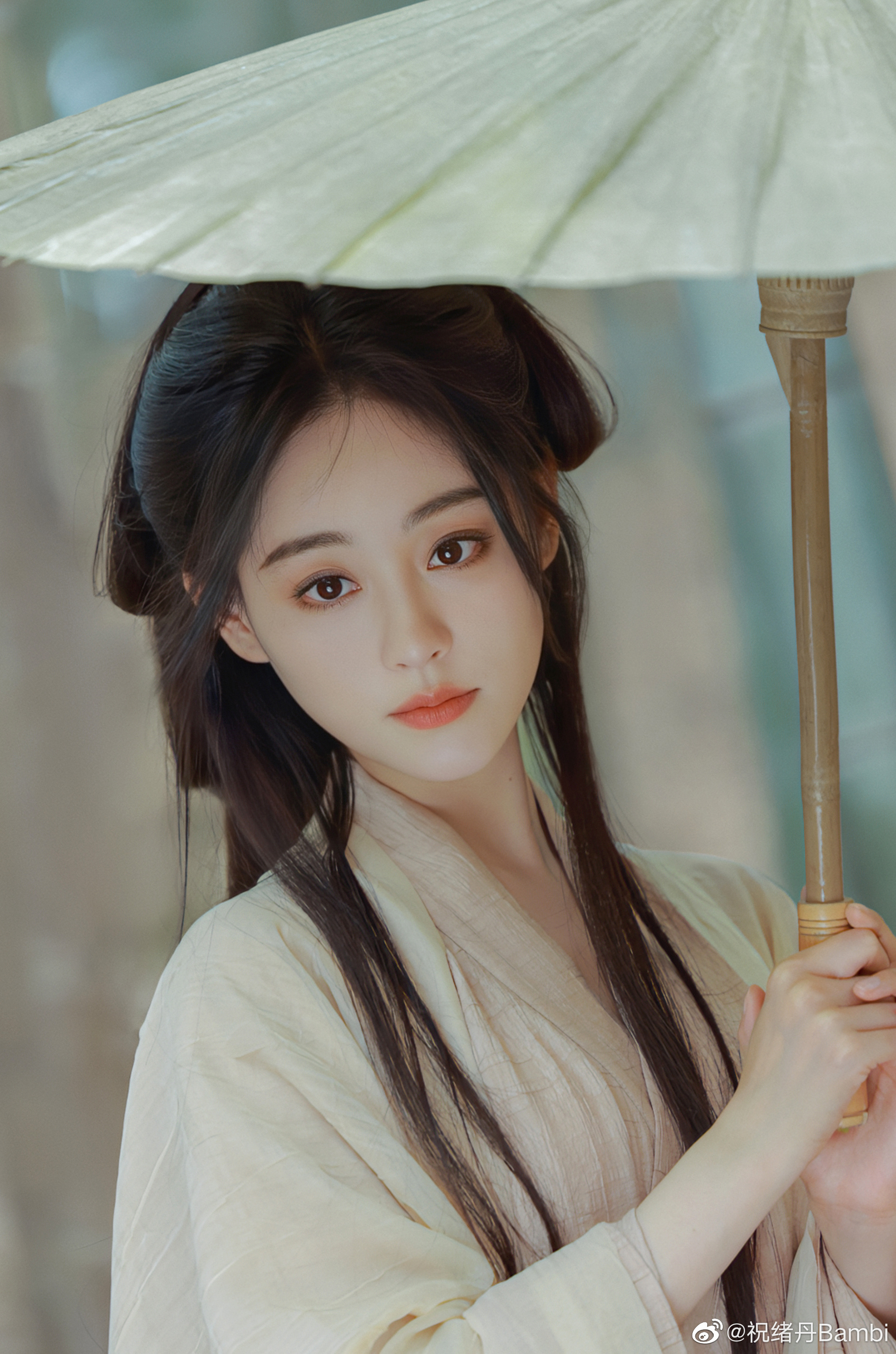 祝绪丹竹林撑伞写真素衣撑伞的古风美人