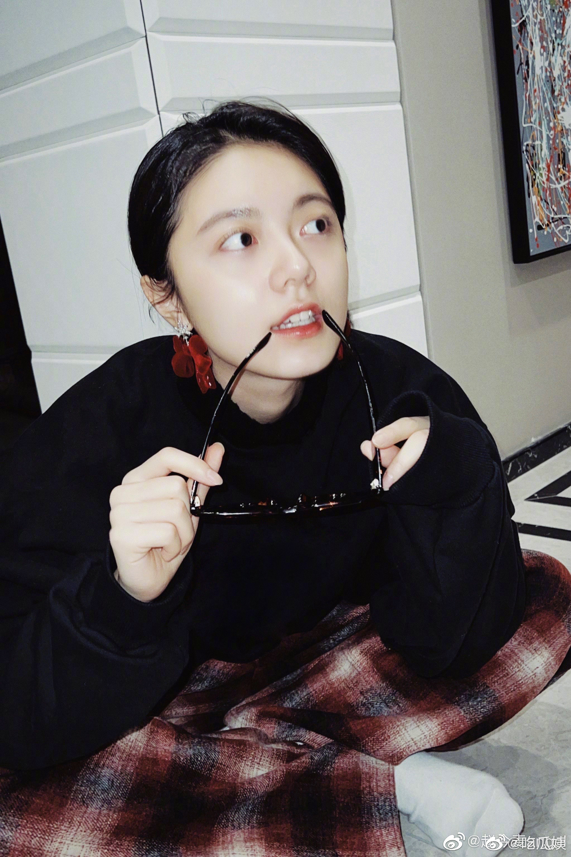 赵今麦妹妹营业啦小老虎口罩太可爱了啊