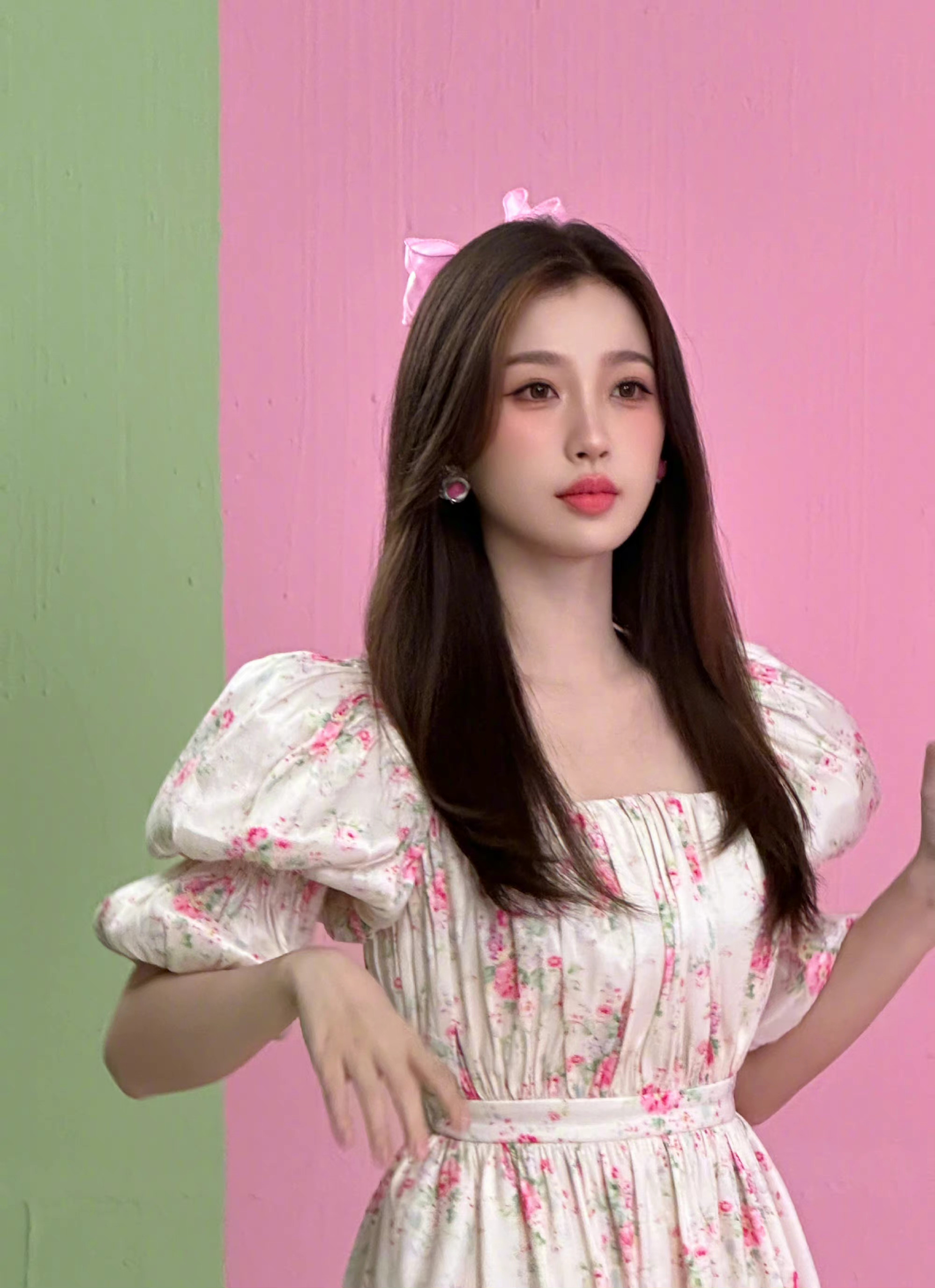 虞书欣晒少女感随拍,一天的疲惫都被治愈!粉色欣欣太美丽啦__财经头条