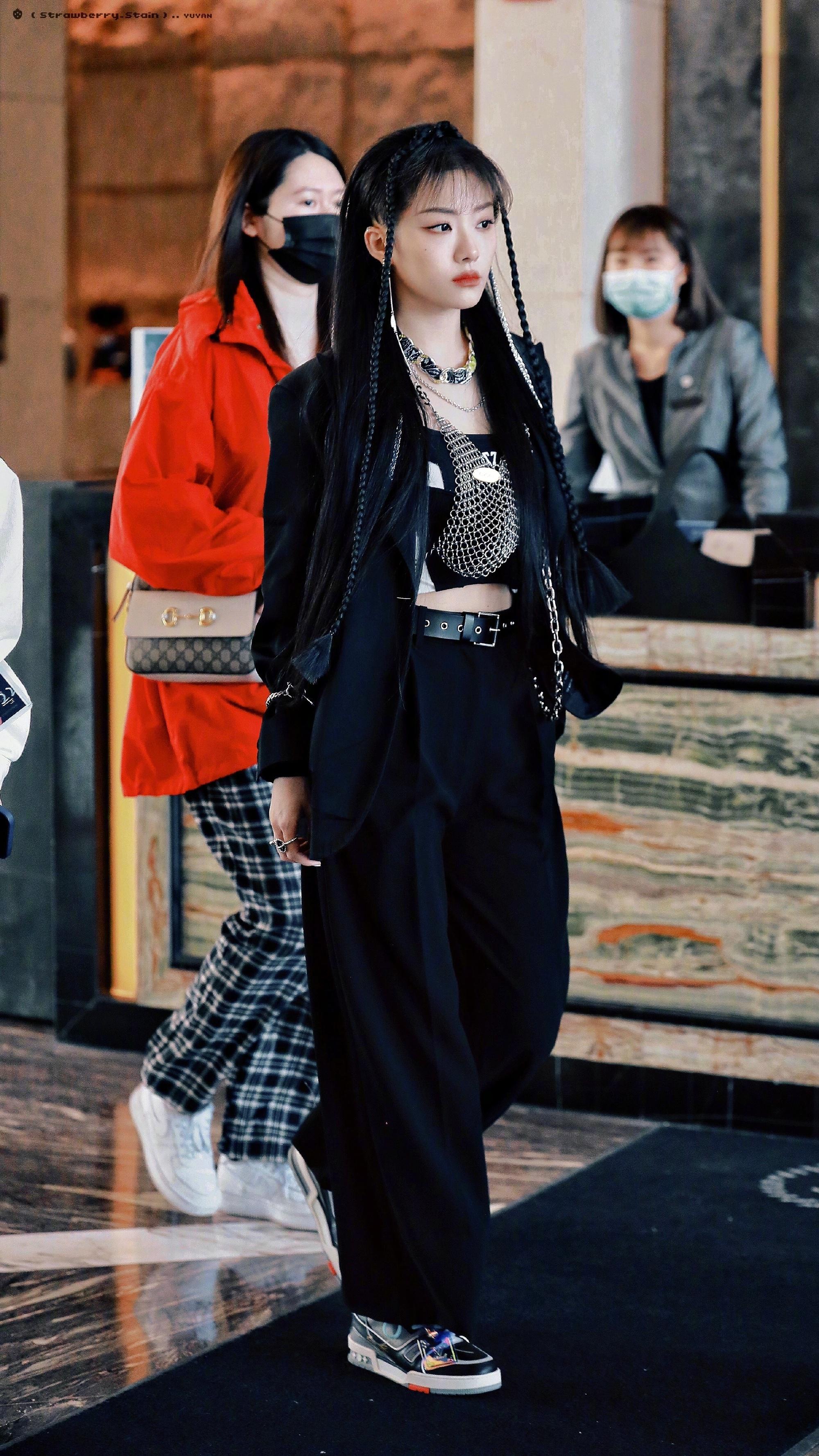 喻言今日录制节目路透 言言子的脏辫真的太酷飒了!_高清图集_新浪网