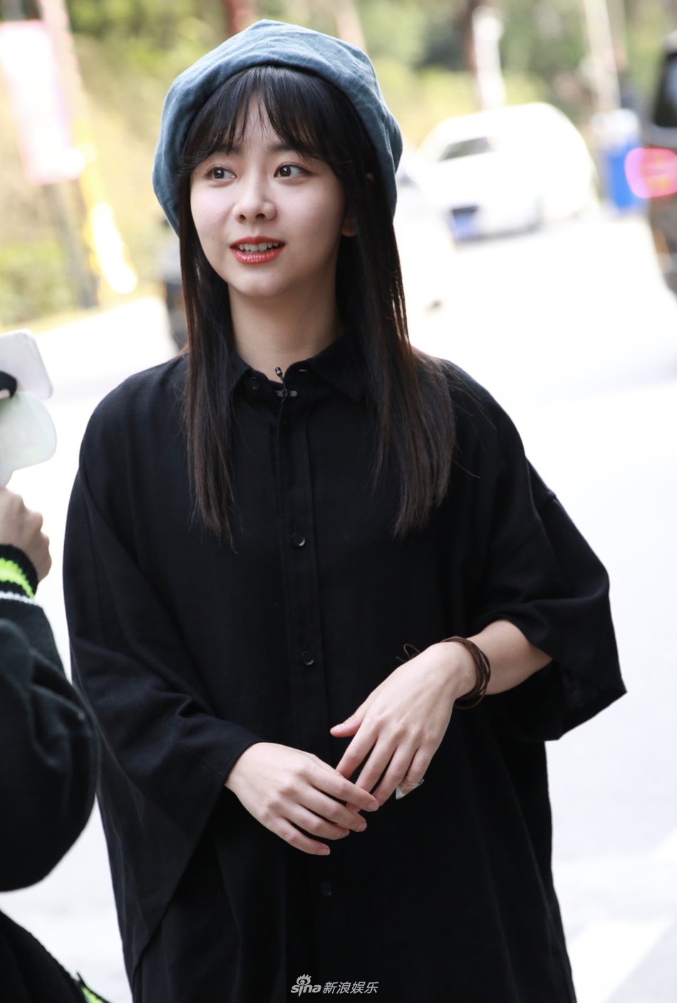 谭松韵穿黑色衬衫裙露纤细美腿 戴贝雷帽甜笑清纯可爱