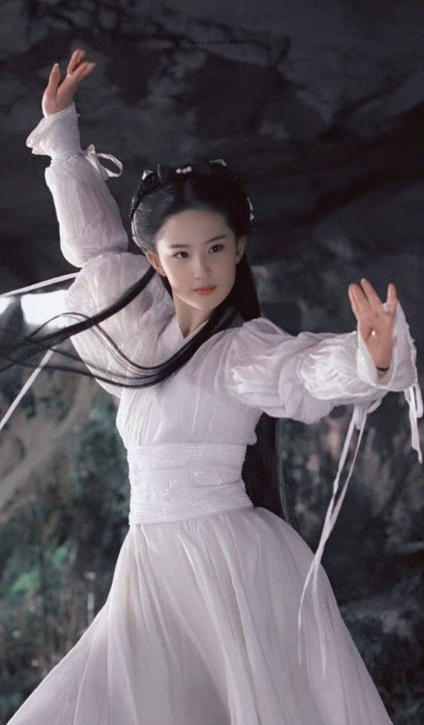 刘亦菲小龙女白衣舞剑旧照,你可以永远相信神仙姐姐的古装!__财经头条