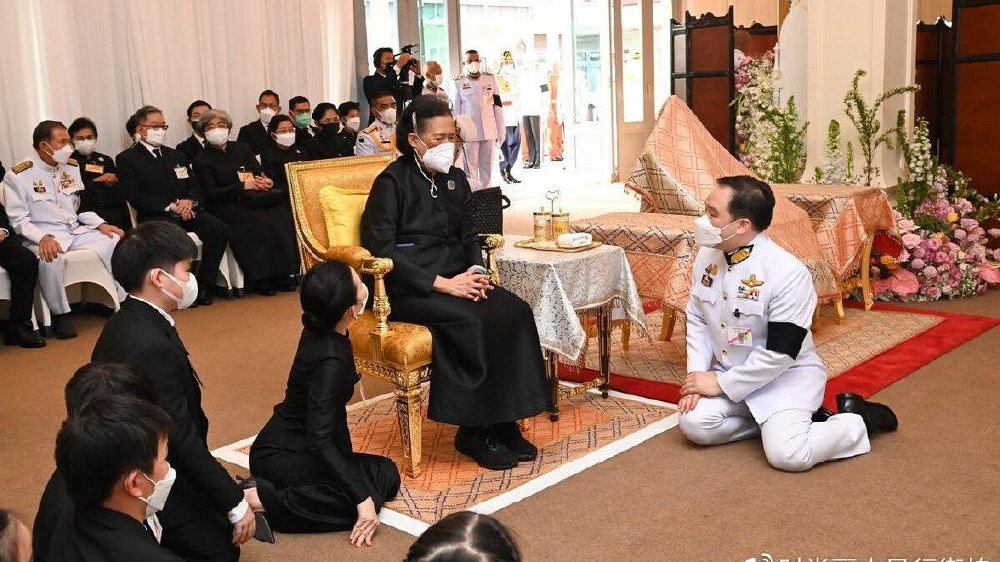 泰国诗琳通公主变时髦很多!出席葬礼穿传统泰服,官员跪在她脚边|葬礼|诗琳通公主|泰国_新浪新闻