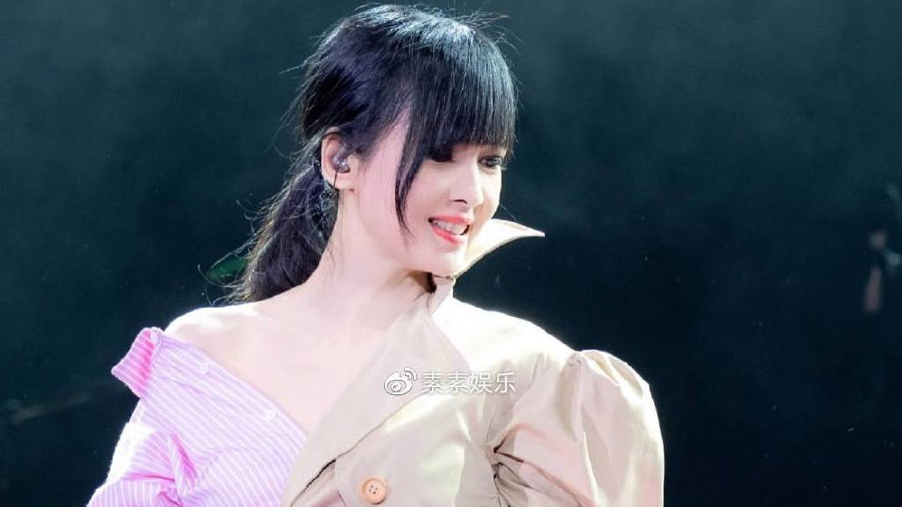 周慧敏国外演唱会现场照:穿衣重回港风路线,热情互动令人感叹|周慧敏|玉女|舞台_新浪新闻