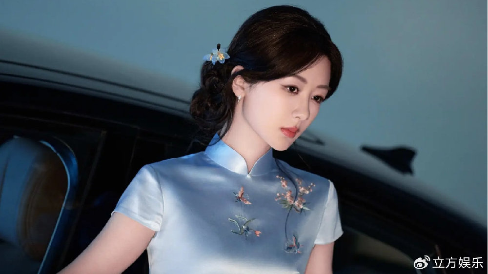杨紫穿蓝色旗袍勾勒曼妙曲线 气质温婉高雅如兰|杨紫|旗袍|蓝色_新浪新闻
