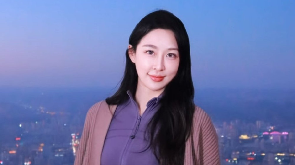 又是擦边!曝中国击剑运动员秦雪退役后当网红,大尺度视频惹争议|秦雪|吴柳芳|击剑_新浪新闻