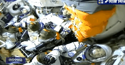 在你睡觉时候，三名航天员坐神舟十三号进入空间站，去“摘星星”了休闲区蓝鸢梦想 - Www.slyday.coM