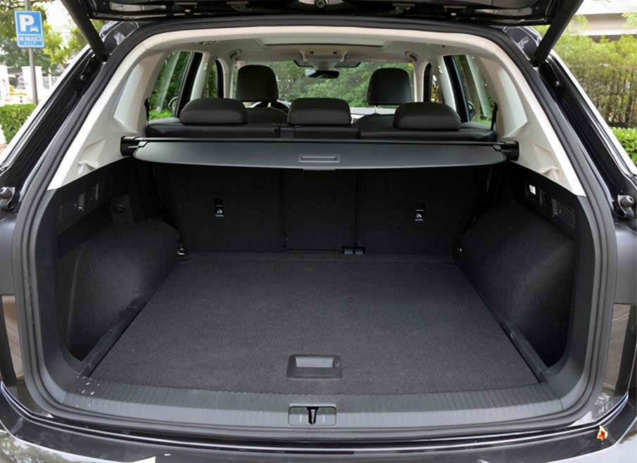 探岳的后排座椅支持4/2/4比例放倒,空间的灵活性很强.