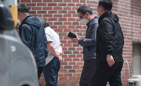 素媛案罪犯赵斗淳出狱后首次现身,在3名警察陪同下出门散步休闲区蓝鸢梦想 - Www.slyday.coM 素媛案罪犯赵斗淳出狱后首次现身,在3名警察陪同下出门散步休闲区蓝鸢梦想 - Www.slyday.coM