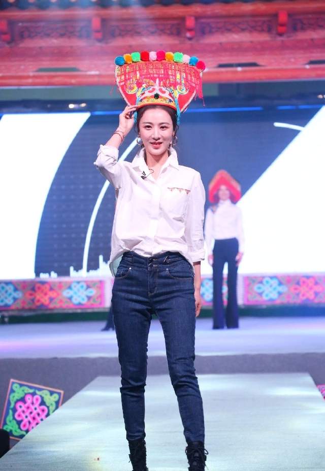 直播镜头外的薇娅一改女王范穿衣简约但很自信身材比例挺抢镜