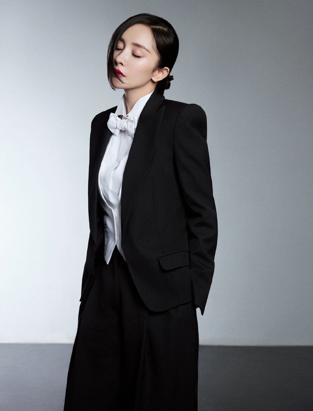 杨幂身穿黑白西装套装干净利落,完美驾驭复古大檐帽