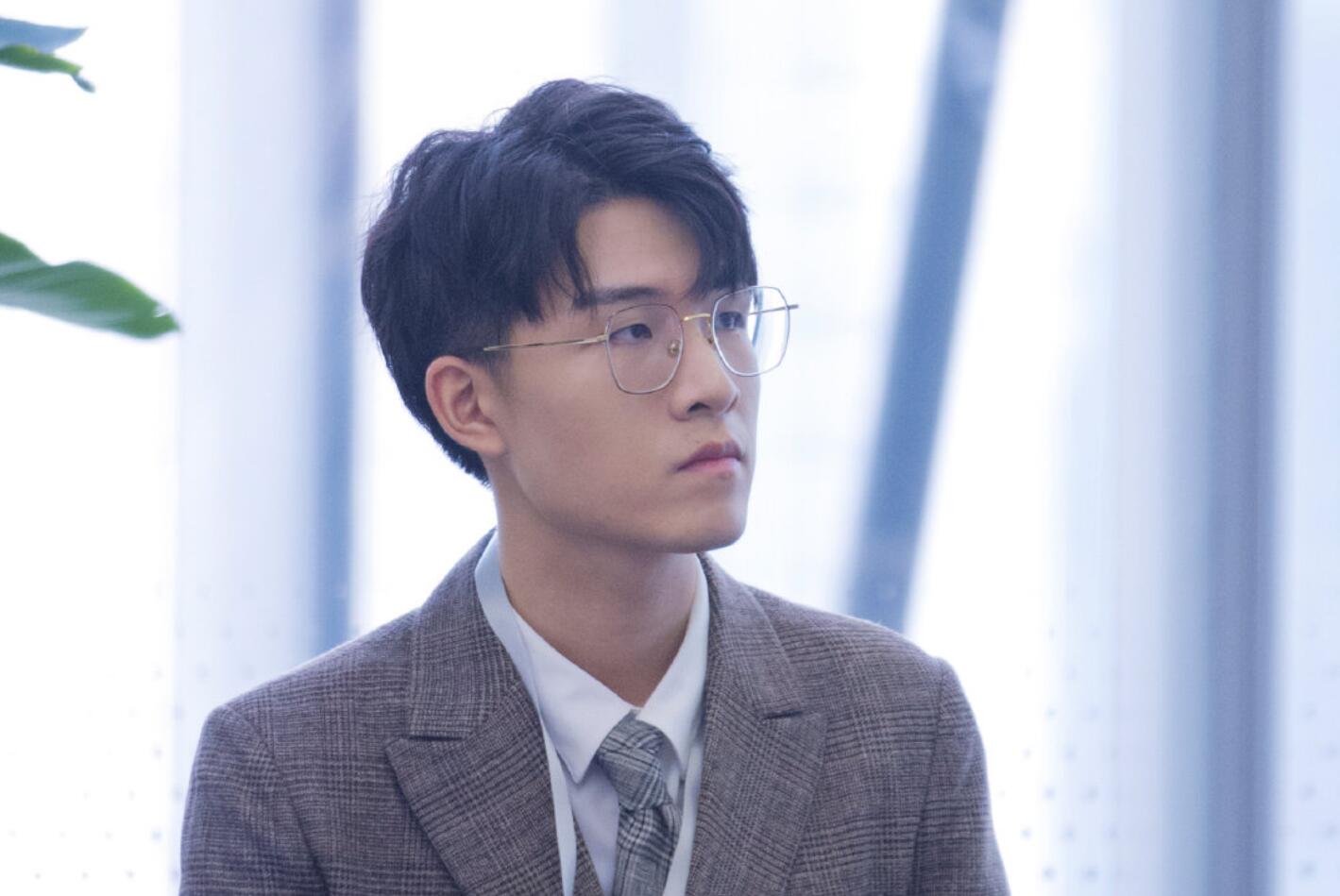 刘煜成开始"骁化",他的话让王骁的"凡尔赛"成了班