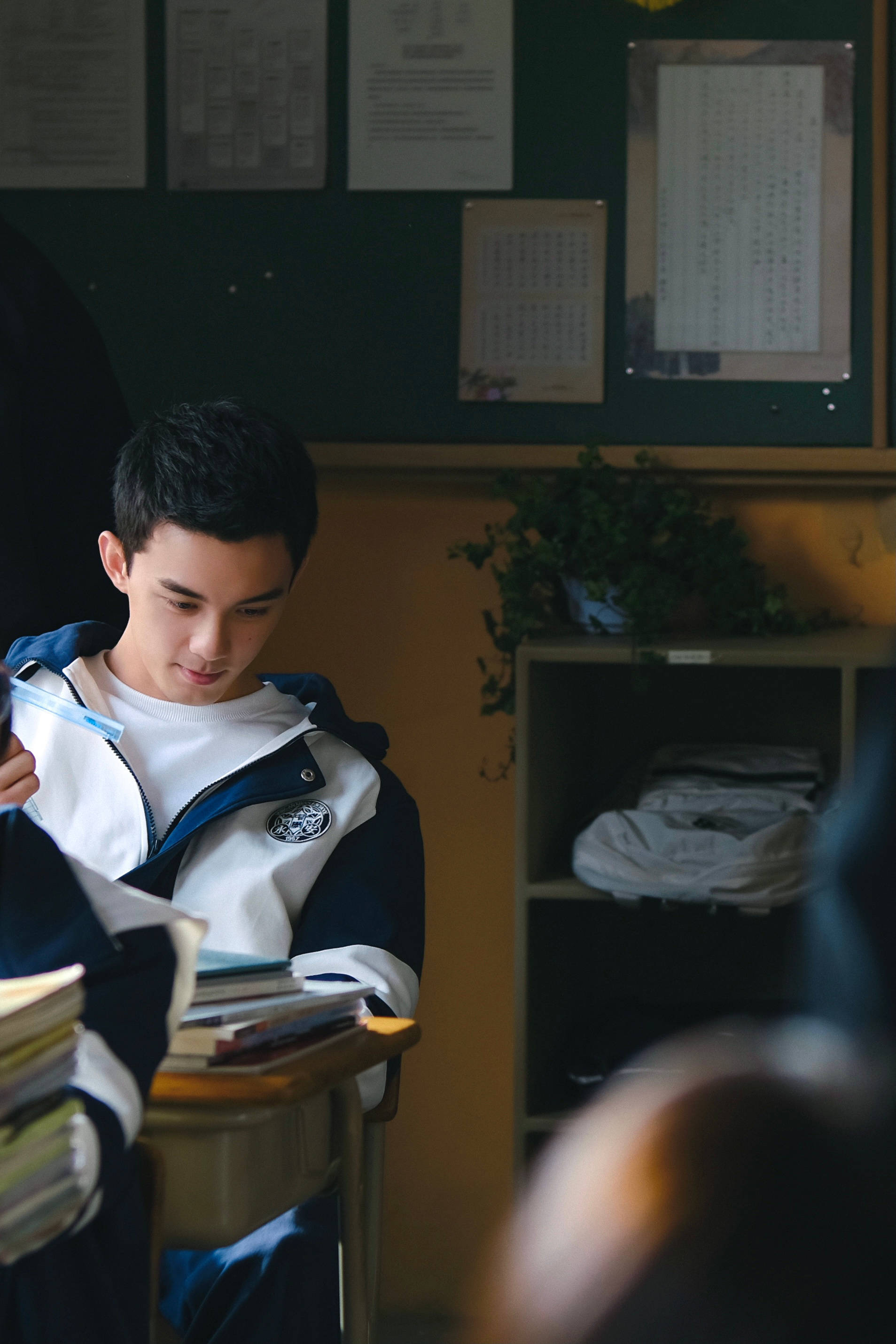 吴磊工作室更新 一组校服造型,这是校园里的帅气学长吧