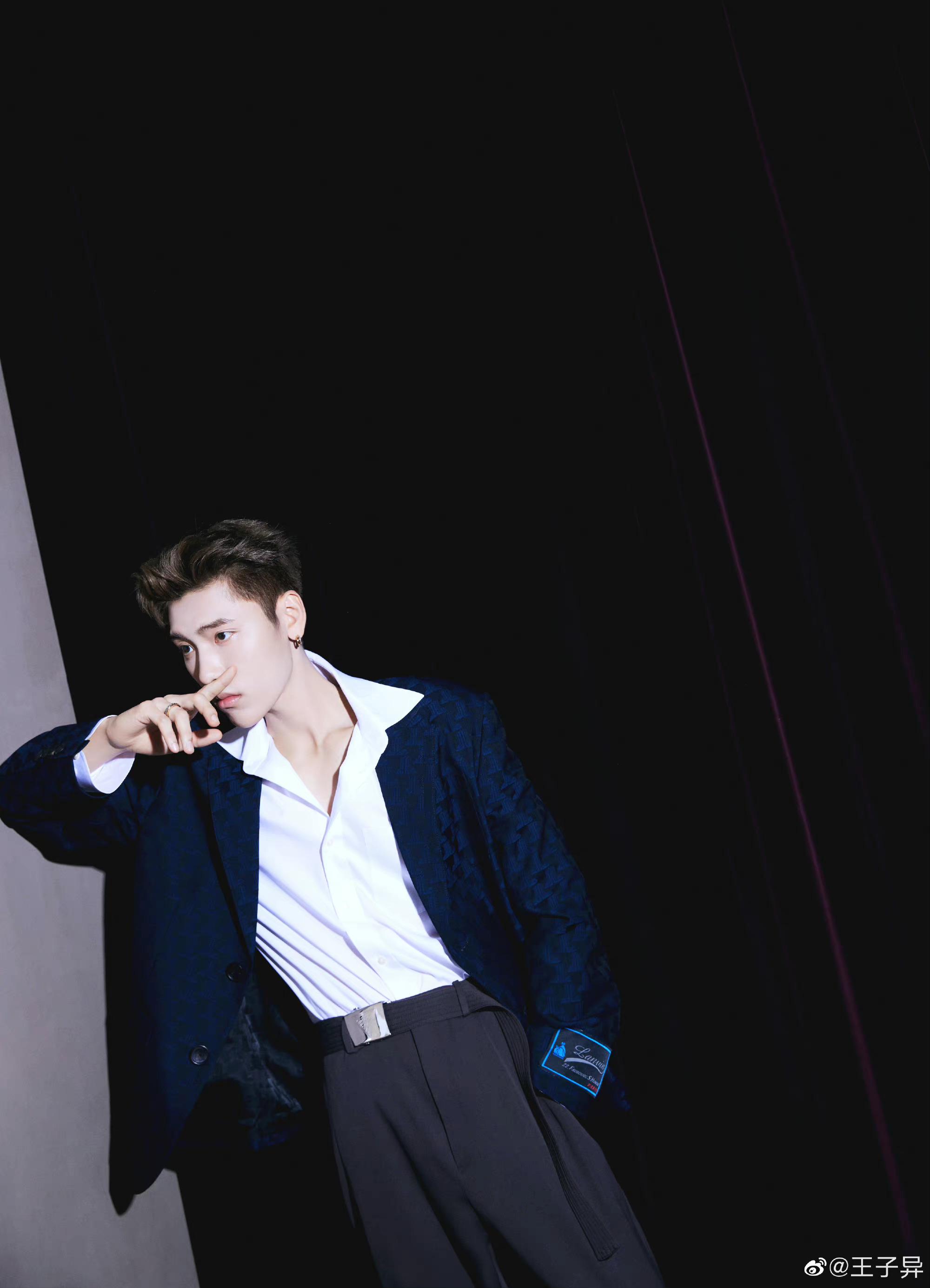 王子异微博电影之夜西装造型大片 光影之下,镜头前眼神坚定……_高清