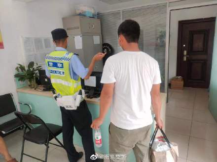 男子核酸结果未出无法回家 交警暖心帮助休闲区蓝鸢梦想 - Www.slyday.coM