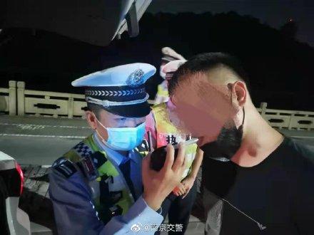 男子无证酒驾过检车被查休闲区蓝鸢梦想 - Www.slyday.coM