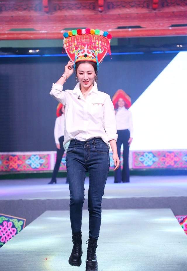 直播镜头外的薇娅一改女王范穿衣简约但很自信身材比例挺抢镜