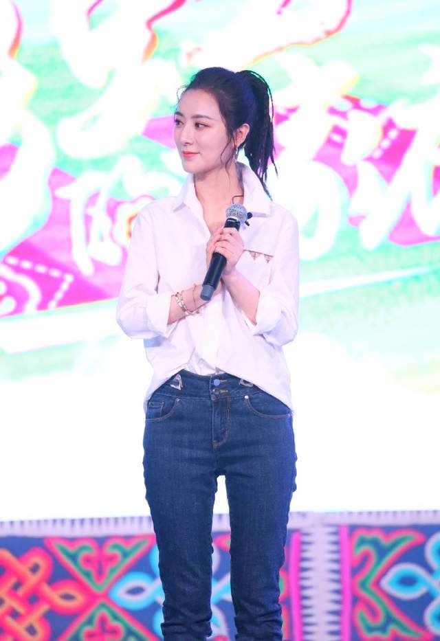 直播镜头外的薇娅一改女王范穿衣简约但很自信身材比例挺抢镜