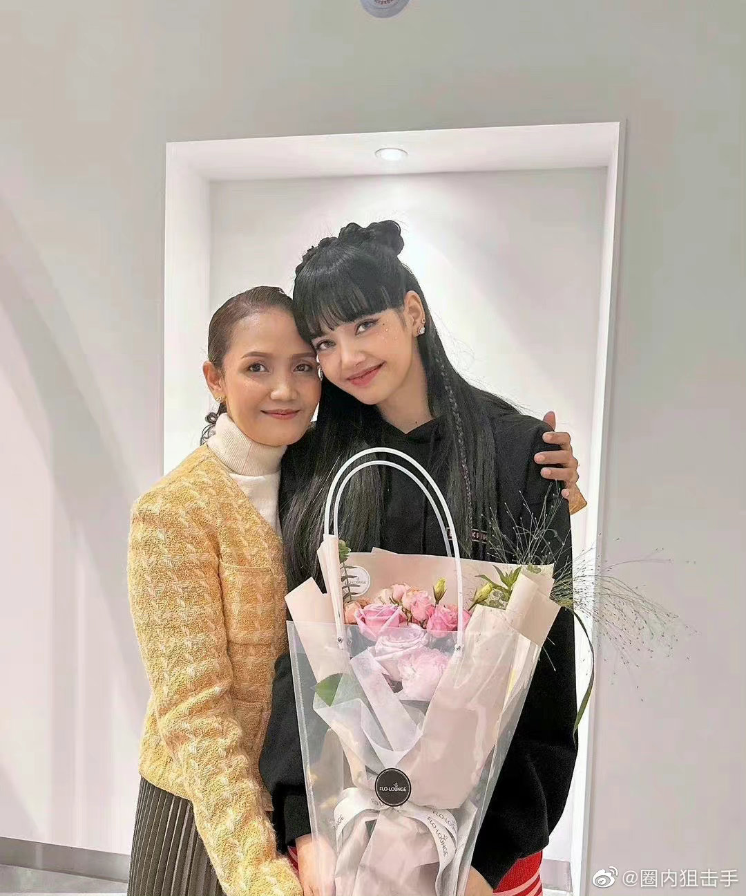 lisa妈妈去看了BLACKPINK的演唱会……__财经头条