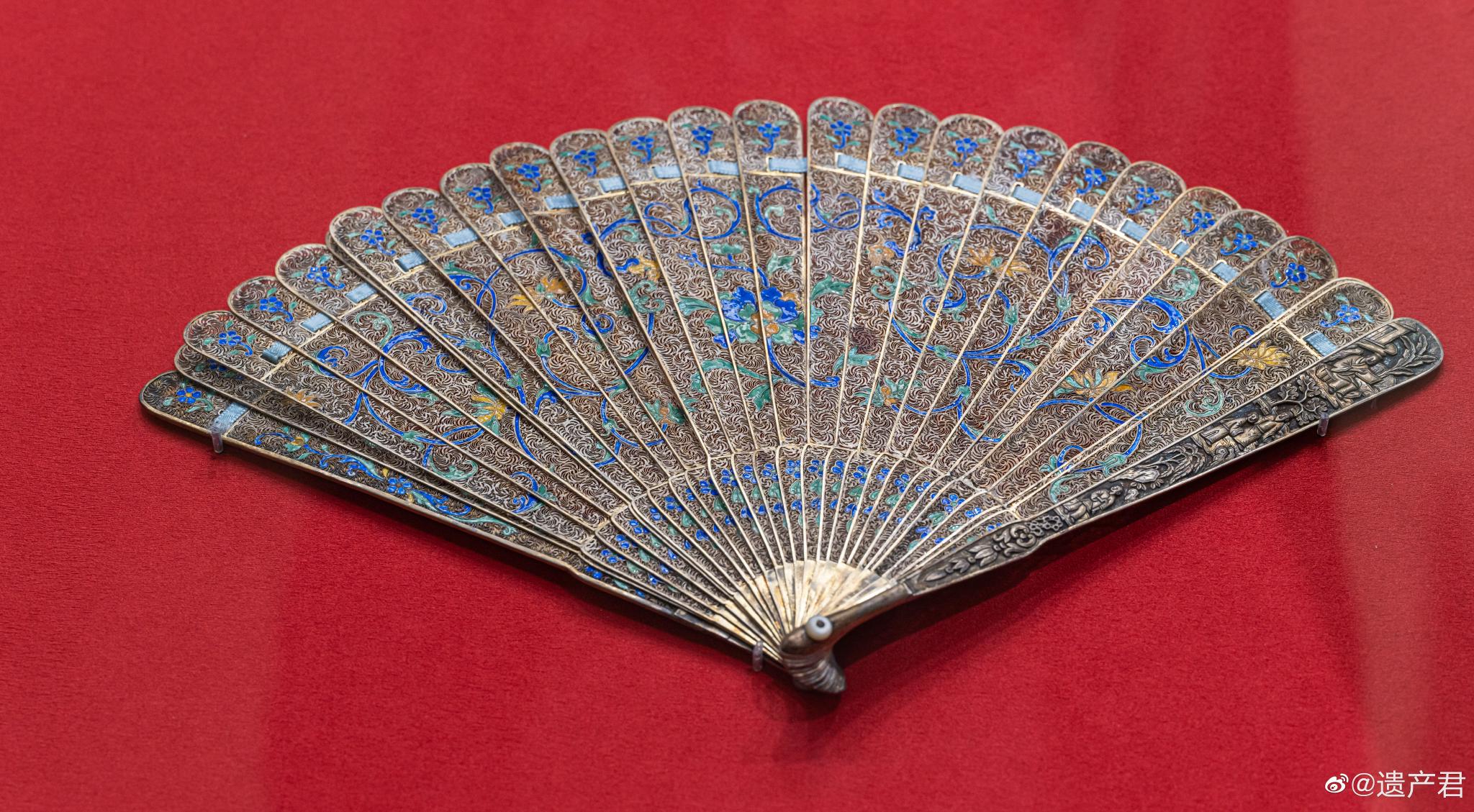 了极为细腻繁复的累丝工艺制作,再用珐琅釉料填于银胎花纹上继续烧制