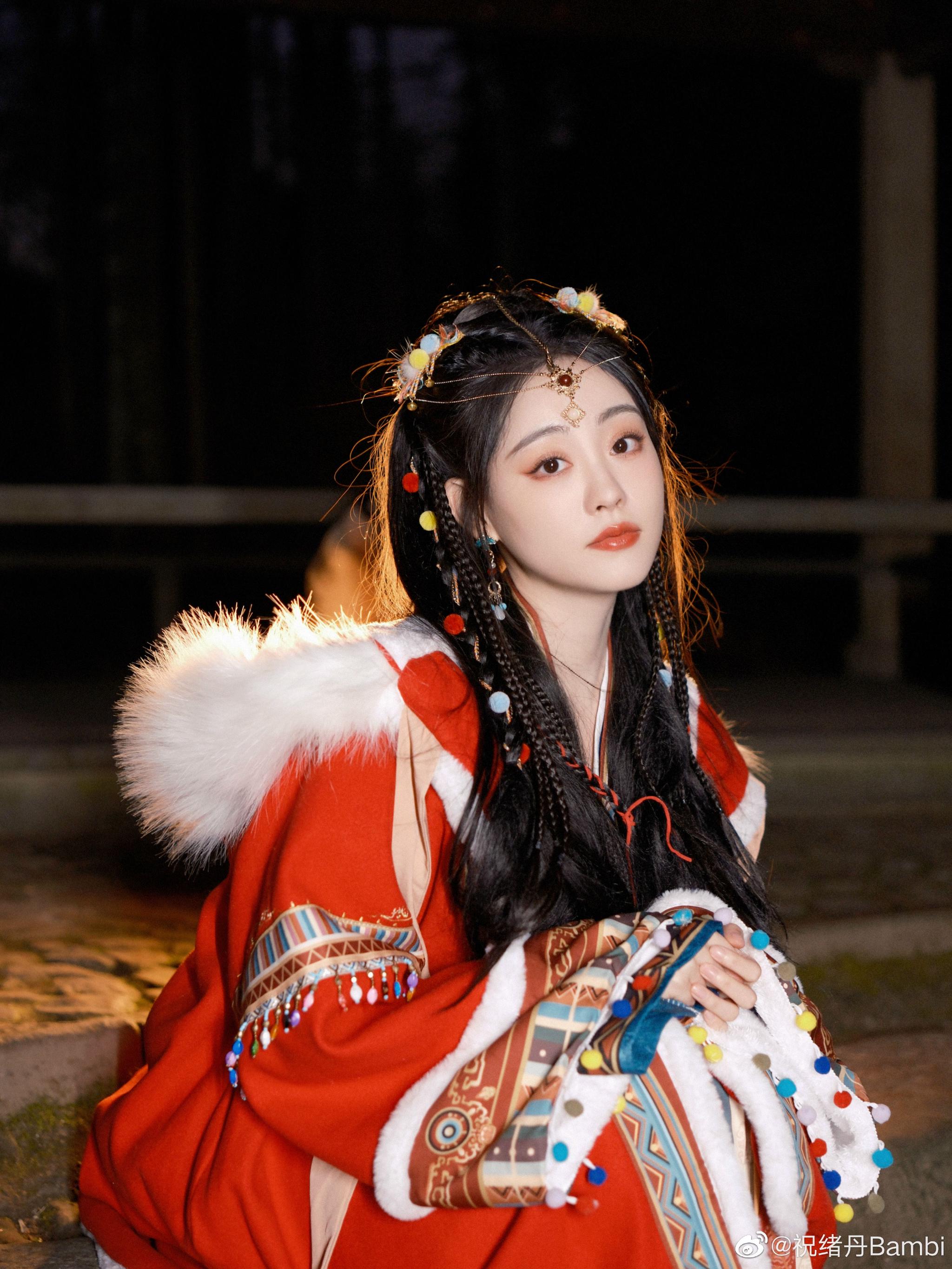 所谓伊人在水一方祝绪丹红衣造型从画中走出的明媚少女