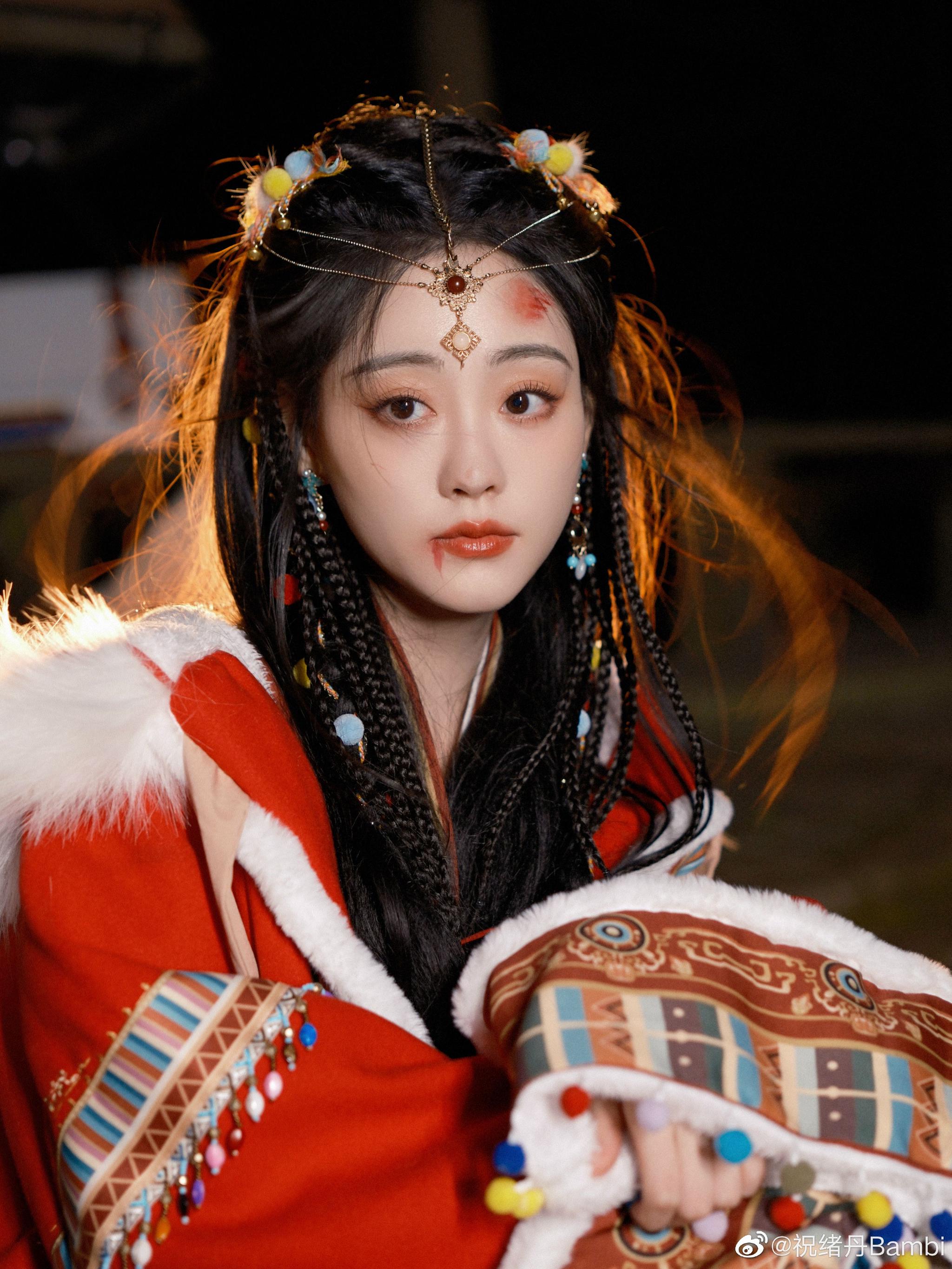 所谓伊人在水一方祝绪丹红衣造型从画中走出的明媚少女