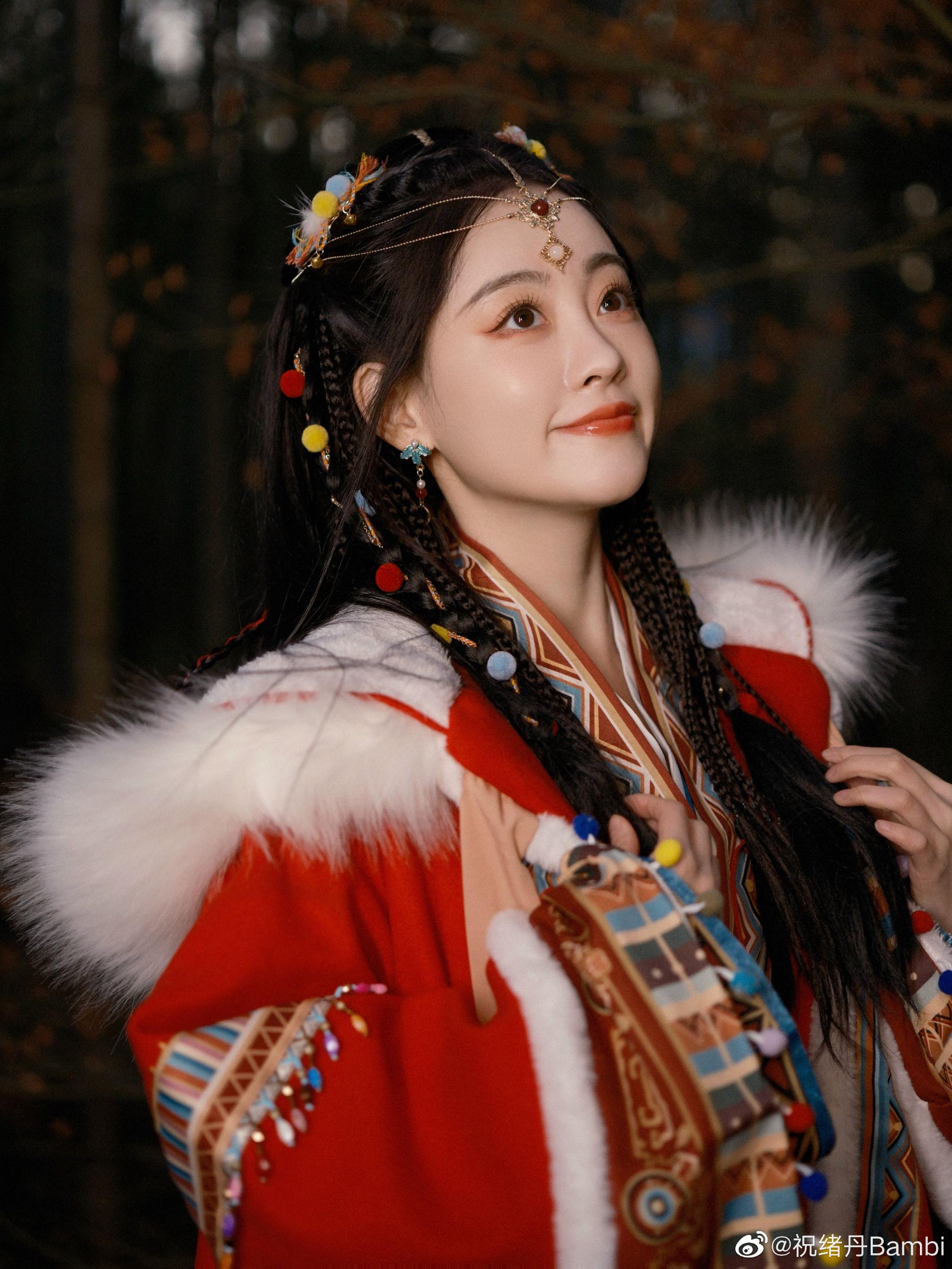 所谓伊人在水一方祝绪丹红衣造型从画中走出的明媚少女