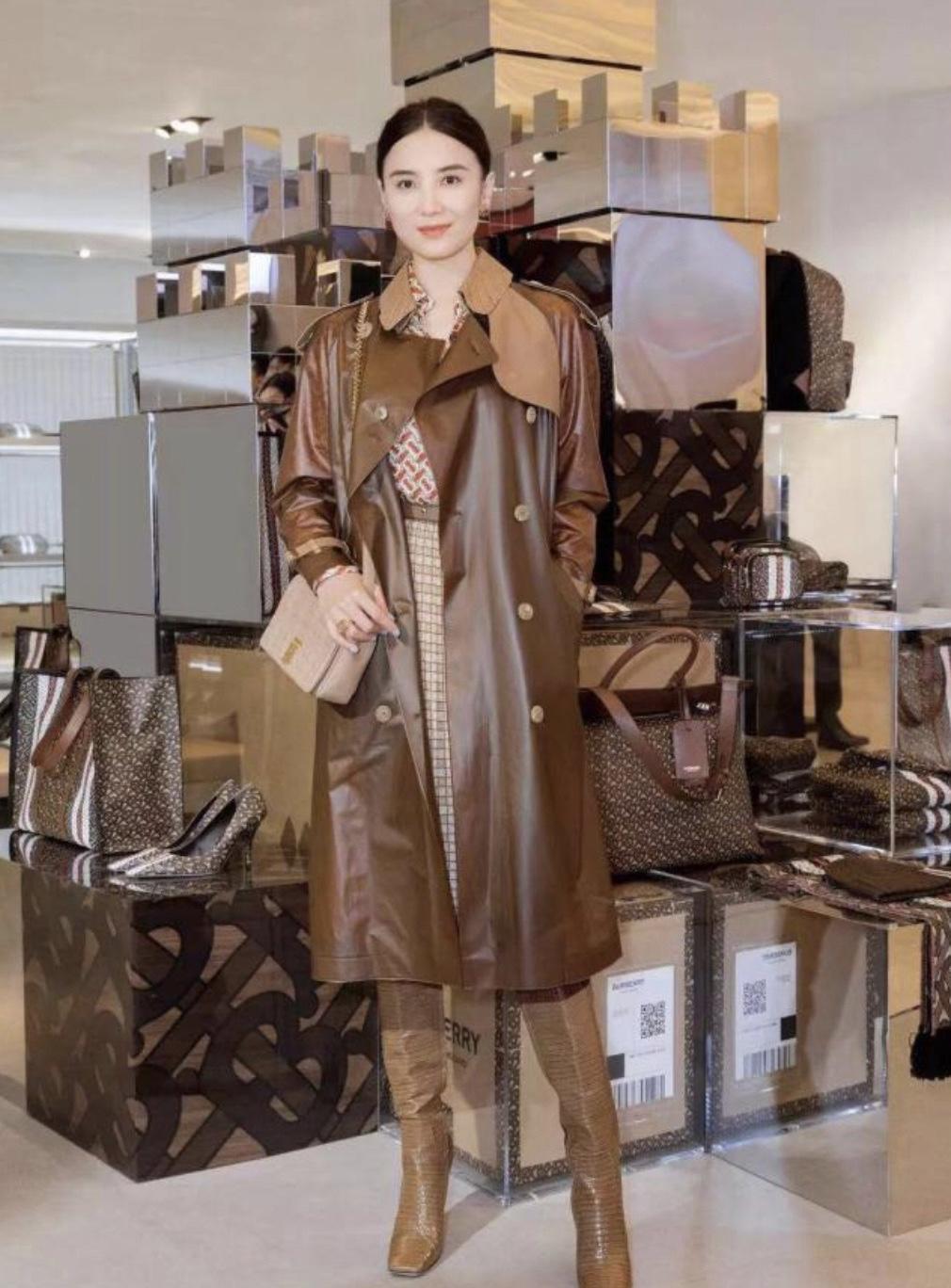 宋佳气质绝了,穿一件棕色皮衣搭配格纹半身裙,衬托出强大的气场