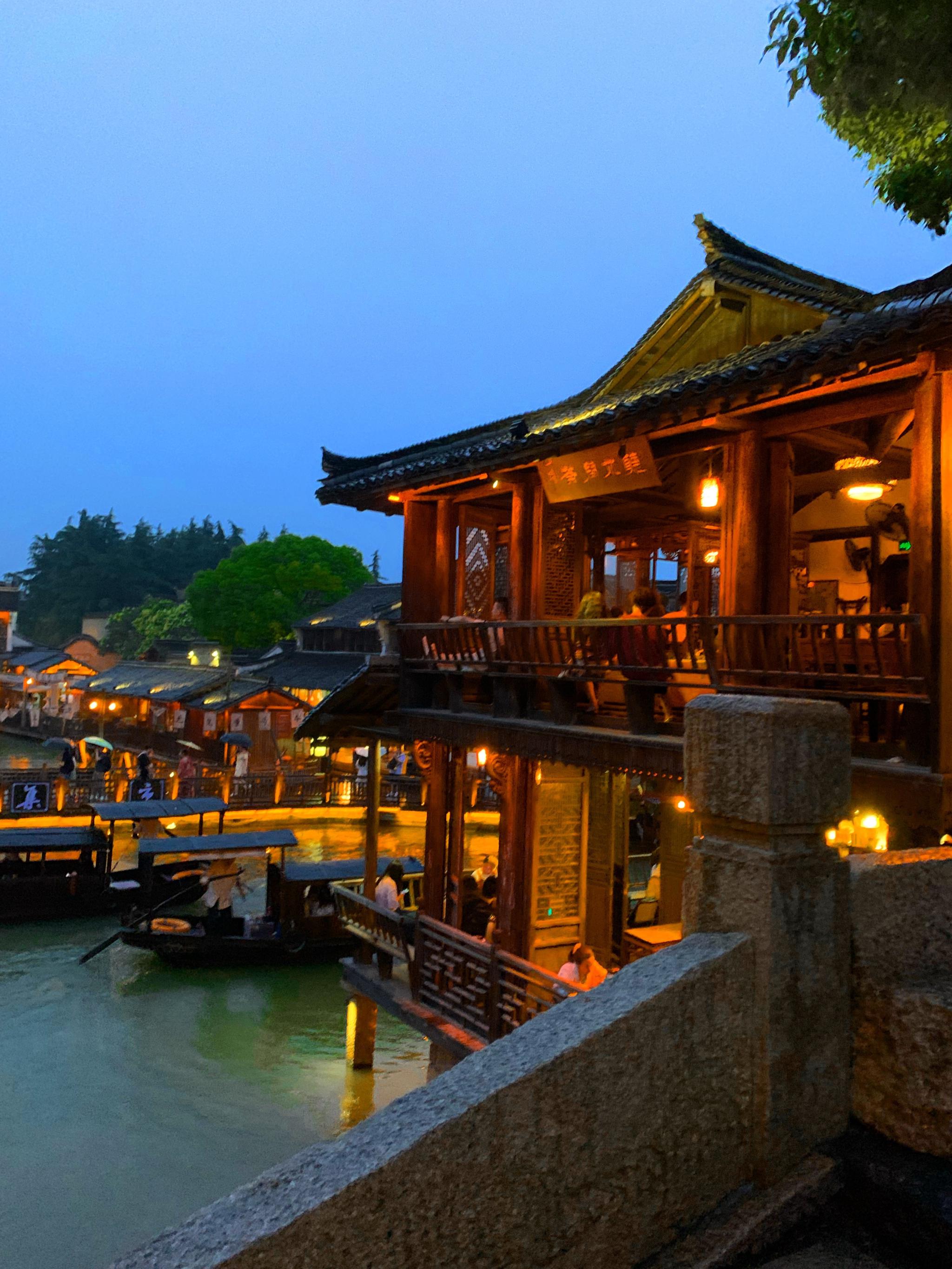 烟雨朦胧中的诗话小镇