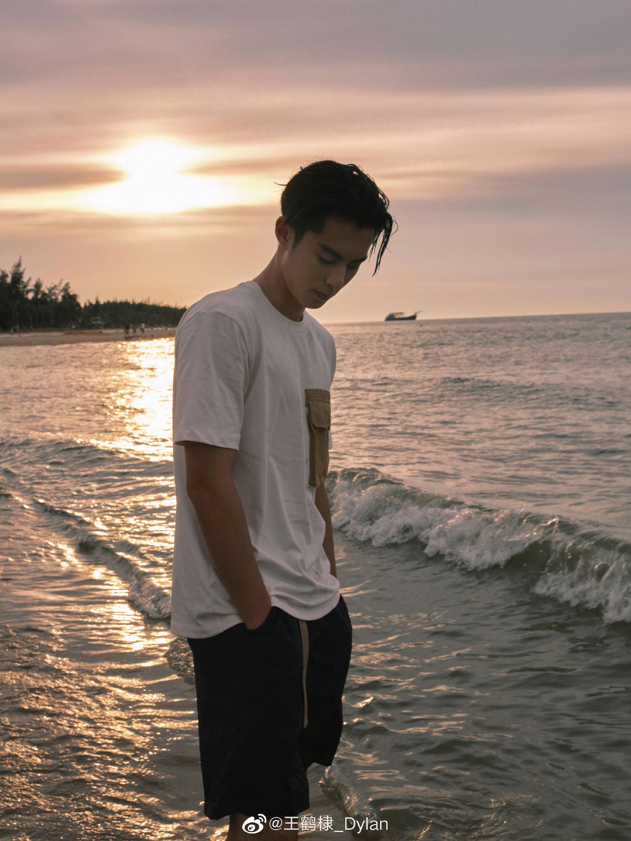 王鹤棣发文晒照告别桃花坞,海景在落日余晖下照映出粼粼波光……__财经头条