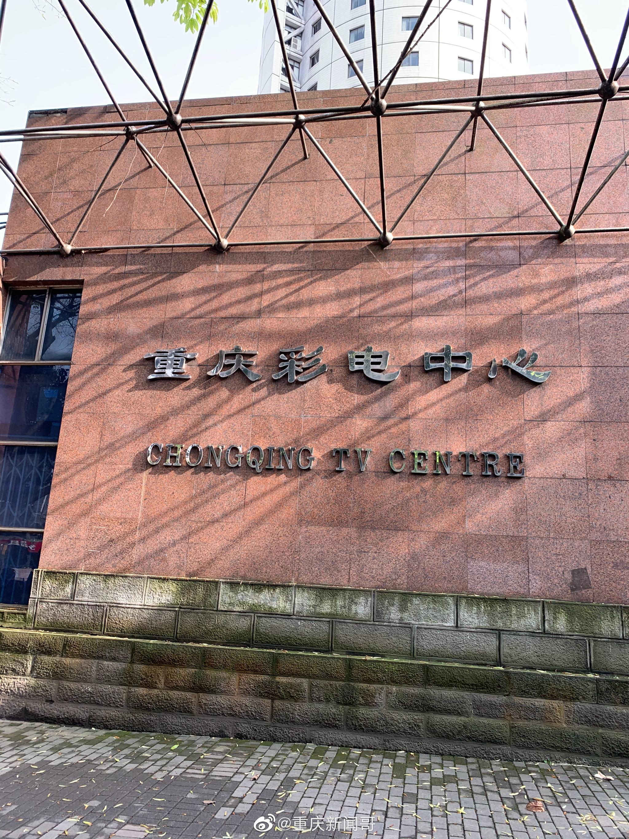 有十多年没有踏进这栋建筑了,老楼依旧,人也依旧