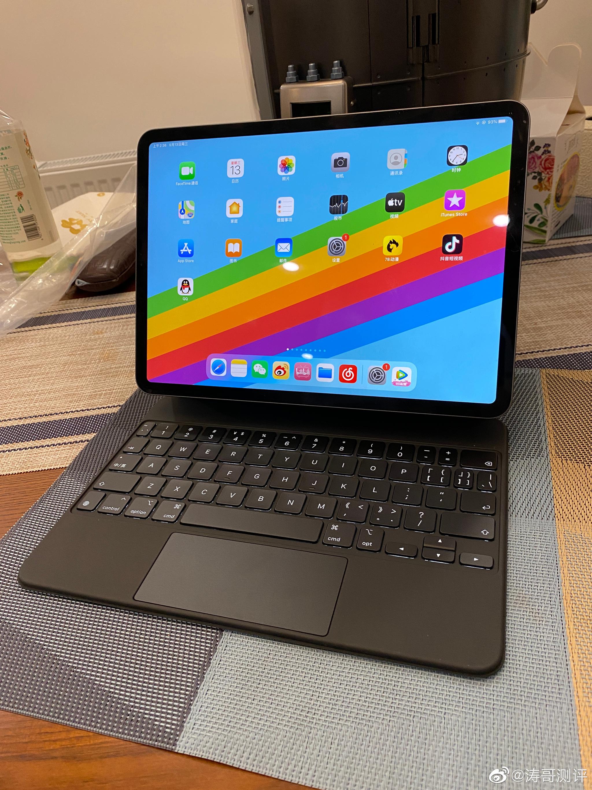 这个新的ipad妙控键盘转轴支撑和磁铁吸附都非常牢固